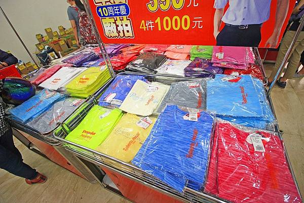 【異國食品展特賣會１０元起！】現場高達１００種以上的異國泡麵、飲料、餅乾、酒類等商品，通通任你挑任你選，還有3M專利涼衣感、知名品牌運動鞋大特價，許願聯合特賣會，數量有限要買要快～！