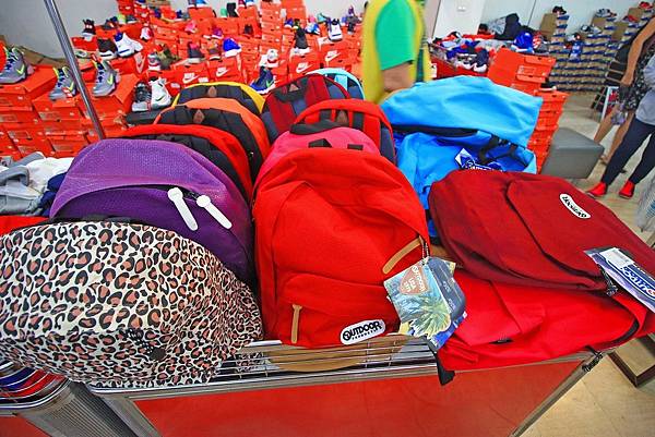 【異國食品展特賣會１０元起！】現場高達１００種以上的異國泡麵、飲料、餅乾、酒類等商品，通通任你挑任你選，還有3M專利涼衣感、知名品牌運動鞋大特價，許願聯合特賣會，數量有限要買要快～！