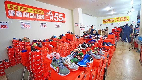 【異國食品展特賣會１０元起！】現場高達１００種以上的異國泡麵、飲料、餅乾、酒類等商品，通通任你挑任你選，還有3M專利涼衣感、知名品牌運動鞋大特價，許願聯合特賣會，數量有限要買要快～！