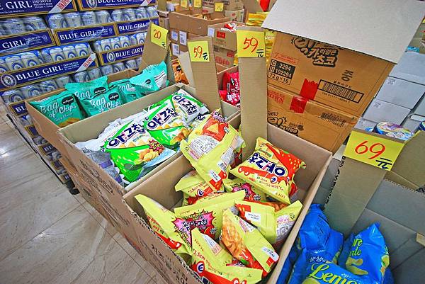 【異國食品展特賣會１０元起！】現場高達１００種以上的異國泡麵、飲料、餅乾、酒類等商品，通通任你挑任你選，還有3M專利涼衣感、知名品牌運動鞋大特價，許願聯合特賣會，數量有限要買要快～！