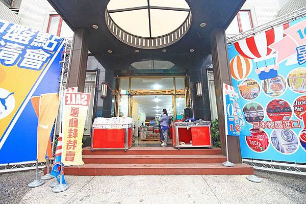 【異國食品展特賣會１０元起！】現場高達１００種以上的異國泡麵、飲料、餅乾、酒類等商品，通通任你挑任你選，還有3M專利涼衣感、知名品牌運動鞋大特價，許願聯合特賣會，數量有限要買要快～！