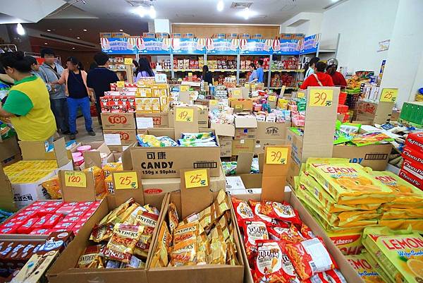 【異國食品展特賣會１０元起！】現場高達１００種以上的異國泡麵、飲料、餅乾、酒類等商品，通通任你挑任你選，還有3M專利涼衣感、知名品牌運動鞋大特價，許願聯合特賣會，數量有限要買要快～！