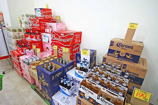 【異國食品展特賣會１０元起！】現場高達１００種以上的異國泡麵、飲料、餅乾、酒類等商品，通通任你挑任你選，還有3M專利涼衣感、知名品牌運動鞋大特價，許願聯合特賣會，數量有限要買要快～！