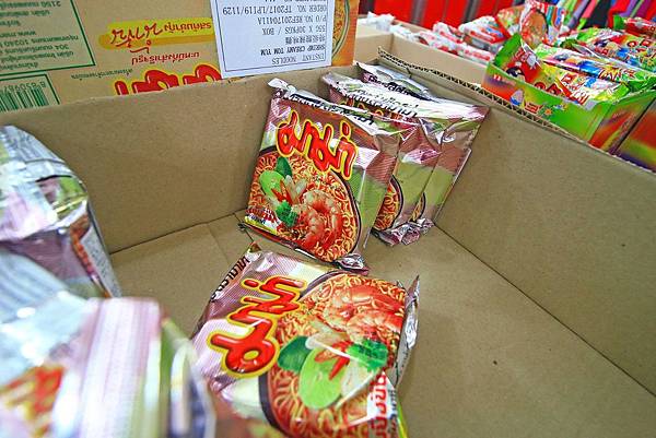 【異國食品展特賣會１０元起！】現場高達１００種以上的異國泡麵、飲料、餅乾、酒類等商品，通通任你挑任你選，還有3M專利涼衣感、知名品牌運動鞋大特價，許願聯合特賣會，數量有限要買要快～！