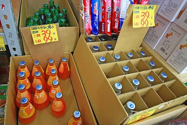 【異國食品展特賣會１０元起！】現場高達１００種以上的異國泡麵、飲料、餅乾、酒類等商品，通通任你挑任你選，還有3M專利涼衣感、知名品牌運動鞋大特價，許願聯合特賣會，數量有限要買要快～！