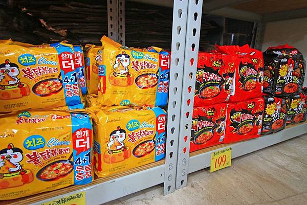 【異國食品展特賣會１０元起！】現場高達１００種以上的異國泡麵、飲料、餅乾、酒類等商品，通通任你挑任你選，還有3M專利涼衣感、知名品牌運動鞋大特價，許願聯合特賣會，數量有限要買要快～！