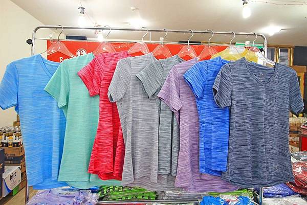 【異國食品展特賣會１０元起！】現場高達１００種以上的異國泡麵、飲料、餅乾、酒類等商品，通通任你挑任你選，還有3M專利涼衣感、知名品牌運動鞋大特價，許願聯合特賣會，數量有限要買要快～！