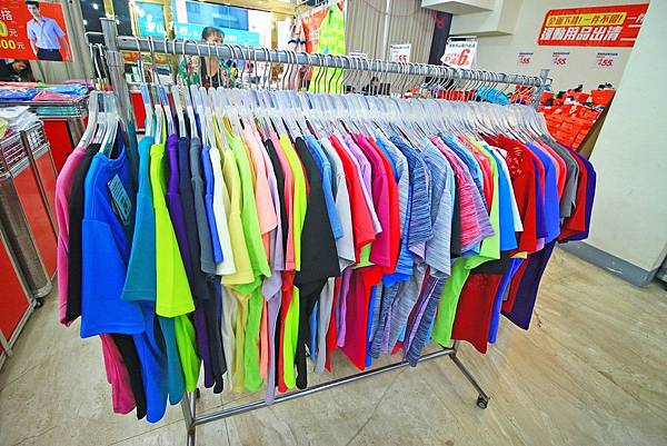 【異國食品展特賣會１０元起！】現場高達１００種以上的異國泡麵、飲料、餅乾、酒類等商品，通通任你挑任你選，還有3M專利涼衣感、知名品牌運動鞋大特價，許願聯合特賣會，數量有限要買要快～！