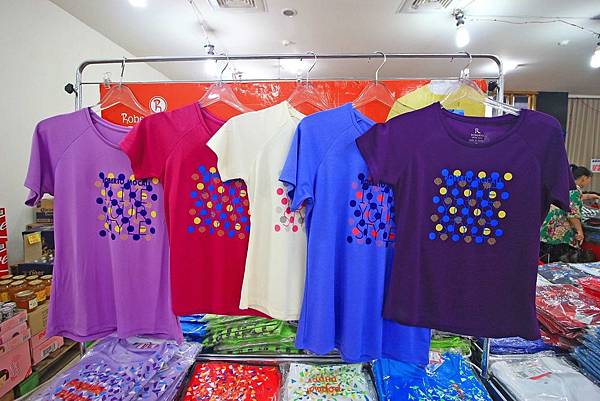 【異國食品展特賣會１０元起！】現場高達１００種以上的異國泡麵、飲料、餅乾、酒類等商品，通通任你挑任你選，還有3M專利涼衣感、知名品牌運動鞋大特價，許願聯合特賣會，數量有限要買要快～！