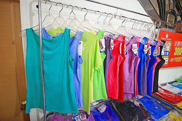 【異國食品展特賣會１０元起！】現場高達１００種以上的異國泡麵、飲料、餅乾、酒類等商品，通通任你挑任你選，還有3M專利涼衣感、知名品牌運動鞋大特價，許願聯合特賣會，數量有限要買要快～！