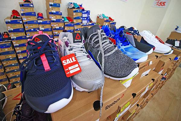 【異國食品展特賣會１０元起！】現場高達１００種以上的異國泡麵、飲料、餅乾、酒類等商品，通通任你挑任你選，還有3M專利涼衣感、知名品牌運動鞋大特價，許願聯合特賣會，數量有限要買要快～！