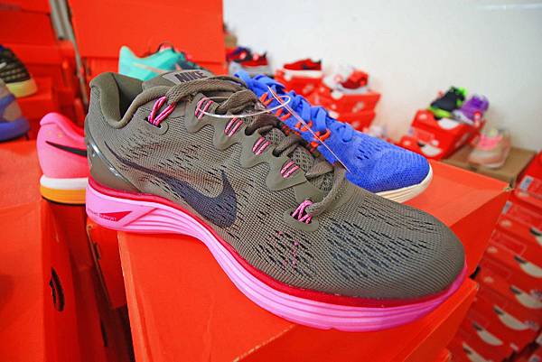 【異國食品展特賣會１０元起！】現場高達１００種以上的異國泡麵、飲料、餅乾、酒類等商品，通通任你挑任你選，還有3M專利涼衣感、知名品牌運動鞋大特價，許願聯合特賣會，數量有限要買要快～！