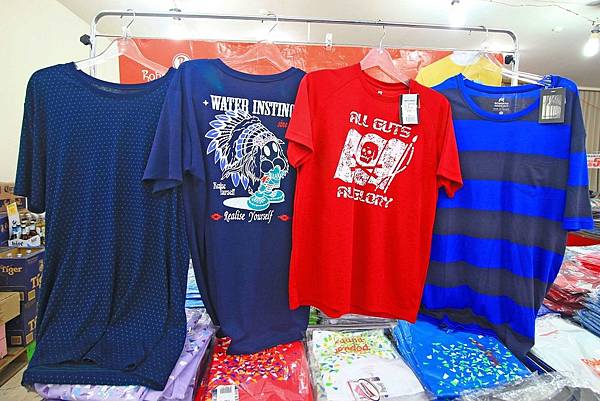 【異國食品展特賣會１０元起！】現場高達１００種以上的異國泡麵、飲料、餅乾、酒類等商品，通通任你挑任你選，還有3M專利涼衣感、知名品牌運動鞋大特價，許願聯合特賣會，數量有限要買要快～！