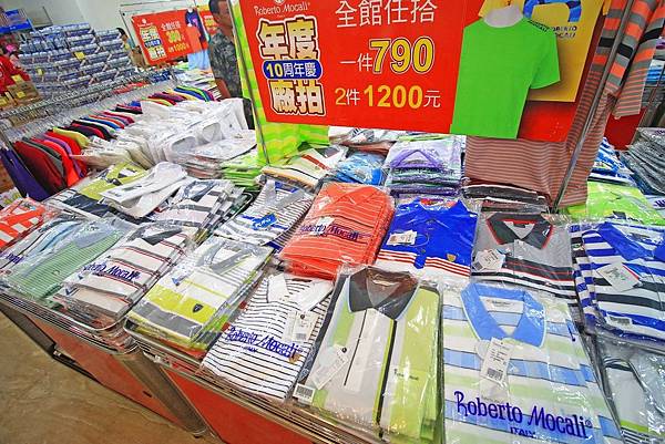 【異國食品展特賣會１０元起！】現場高達１００種以上的異國泡麵、飲料、餅乾、酒類等商品，通通任你挑任你選，還有3M專利涼衣感、知名品牌運動鞋大特價，許願聯合特賣會，數量有限要買要快～！