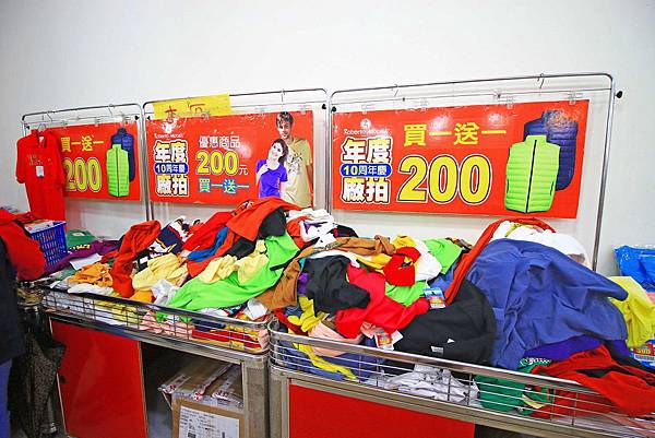 【異國食品展特賣會１０元起！】現場高達１００種以上的異國泡麵、飲料、餅乾、酒類等商品，通通任你挑任你選，還有3M專利涼衣感、知名品牌運動鞋大特價，許願聯合特賣會，數量有限要買要快～！