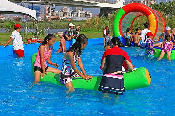 【台北旅遊】2017新月水道節-新月橋超長滑水道