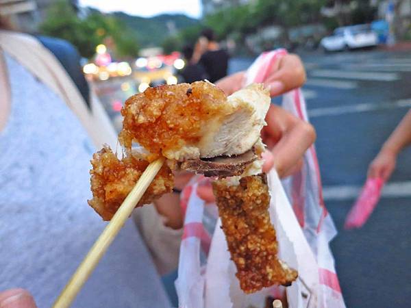 【台北美食】家鄉碳烤香雞排-士林夜市裡超人氣排隊雞排店