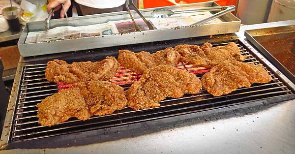 【台北美食】家鄉碳烤香雞排-士林夜市裡超人氣排隊雞排店