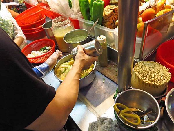 【台北美食】阿姨鹽水雞-士林夜市最受歡迎的鹽水雞 【台北美食】阿姨鹽水雞-士林夜市最受歡迎的鹽水雞