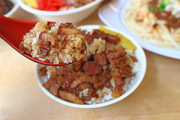 【中壢美食】雙陳魯肉飯-從無到有都是親自製的美味小吃