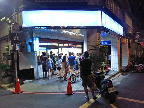 【台北美食】阿財虱目魚-還沒有開店就大排長龍的宵夜美食