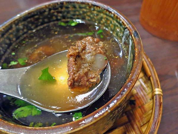 【台北美食】何家排骨酥-超過40年的西門町美食老店