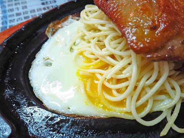 【台北美食】師傅的店-隱身在西門町商圈地下室的平價牛排店