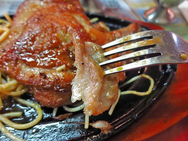 【台北美食】師傅的店-隱身在西門町商圈地下室的平價牛排店 【台北美食】師傅的店-隱身在西門町商圈地下室的平價牛排店