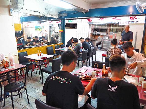 【台北美食】師傅的店-隱身在西門町商圈地下室的平價牛排店 【台北美食】師傅的店-隱身在西門町商圈地下室的平價牛排店