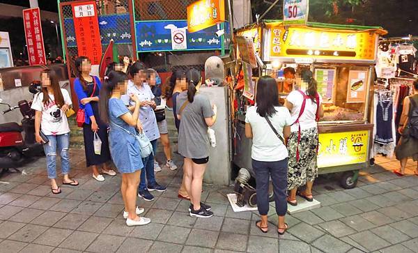 【台北美食】官芝霖大腸包小腸-士林夜市裡的超人氣排隊美食