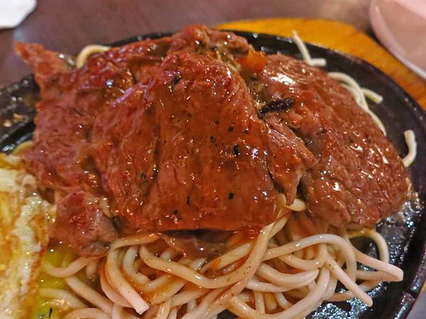 【台北美食】五豬牛排-士林夜市裡的超人氣平價牛排