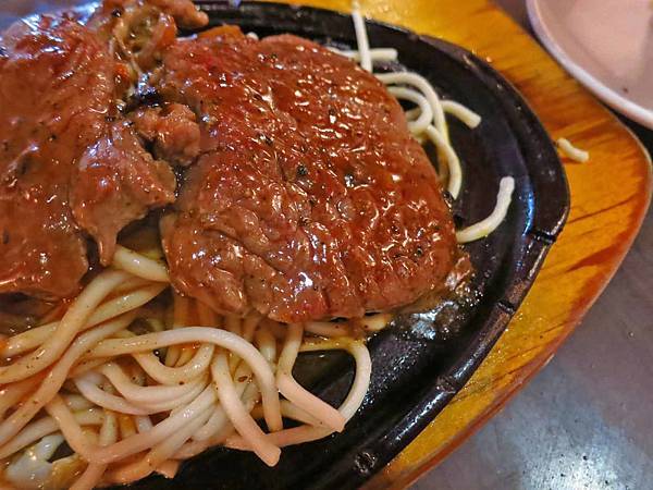 【台北美食】五豬牛排-士林夜市裡的超人氣平價牛排