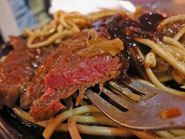 【台北美食】五豬牛排-士林夜市裡的超人氣平價牛排