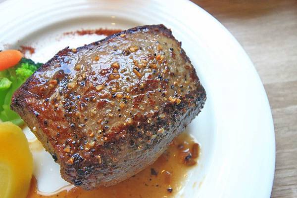 【台北美食】YumYum好吃好吃-厚度超過3公分的超厚切平價原肉牛排-公館捷運站