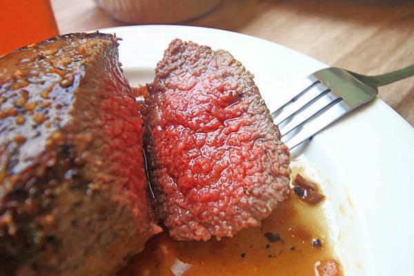 【台北美食】YumYum好吃好吃-厚度超過3公分的超厚切平價原肉牛排-公館捷運站