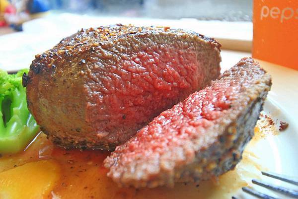 【台北美食】YumYum好吃好吃-厚度超過3公分的超厚切平價原肉牛排-公館捷運站