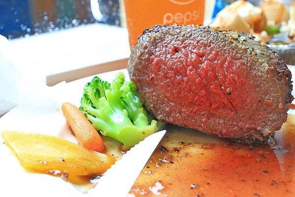 【台北美食】YumYum好吃好吃-厚度超過3公分的超厚切平價原肉牛排-公館捷運站