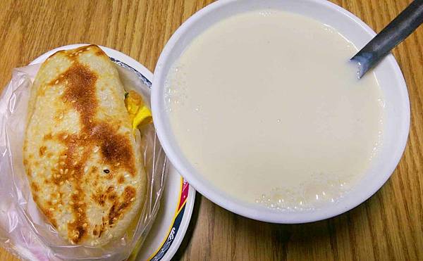 【三重美食】正義豆漿店-不少人推薦的燒餅、蛋餅豆漿店 【三重美食】正義豆漿店-不少人推薦的燒餅、蛋餅豆漿店