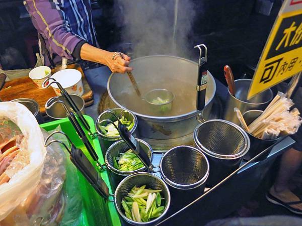 【台北美食】沙茶魷魚蒜-夜市裡清爽又美味的特色美食 【台北美食】沙茶魷魚蒜-夜市裡清爽又美味的特色美食