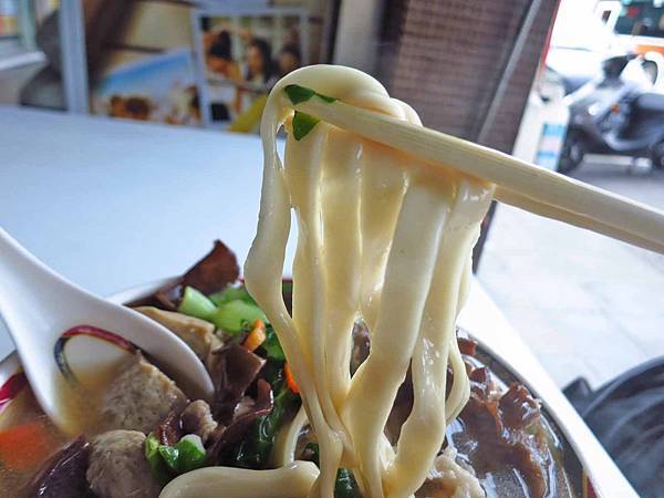 【中和美食】圓通路大滷麵-內行人才知道的超級爆量大滷麵