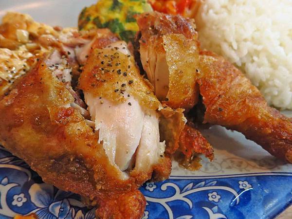 【桃園美食】潔園小吃-香酥內多汁的酥炸雞腿飯