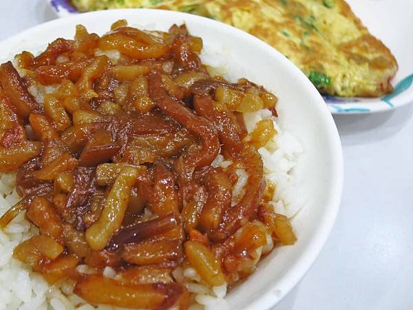 【三重美食】古早味小吃店-香噴噴迷人的滷肉飯