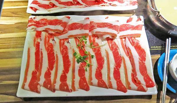 【台北美食】爭纖健康涮涮鍋-超大份量的巨無霸肉盤火鍋店