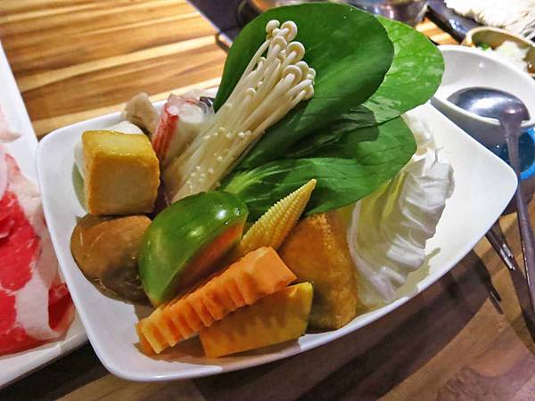 【台北美食】爭纖健康涮涮鍋-超大份量的巨無霸肉盤火鍋店