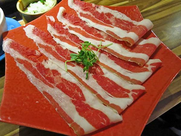 【台北美食】爭纖健康涮涮鍋-超大份量的巨無霸肉盤火鍋店