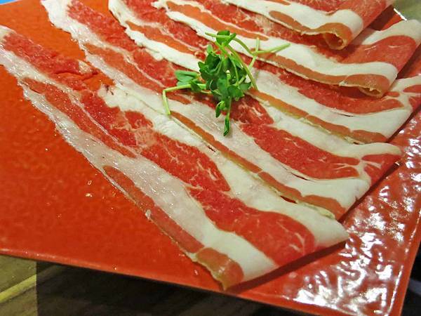 【台北美食】爭纖健康涮涮鍋-超大份量的巨無霸肉盤火鍋店