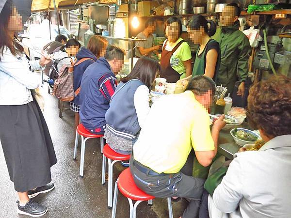 【台北美食】以馬內利鮮魚湯-下雨天也人潮滿滿的鮮魚湯店