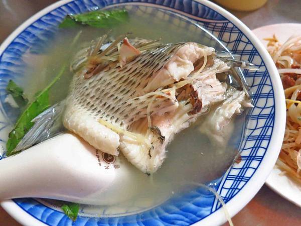 【台北美食】以馬內利鮮魚湯-下雨天也人潮滿滿的鮮魚湯店