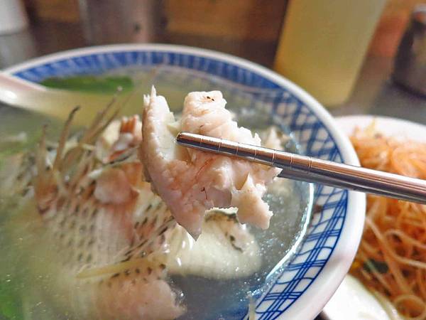 【台北美食】以馬內利鮮魚湯-下雨天也人潮滿滿的鮮魚湯店