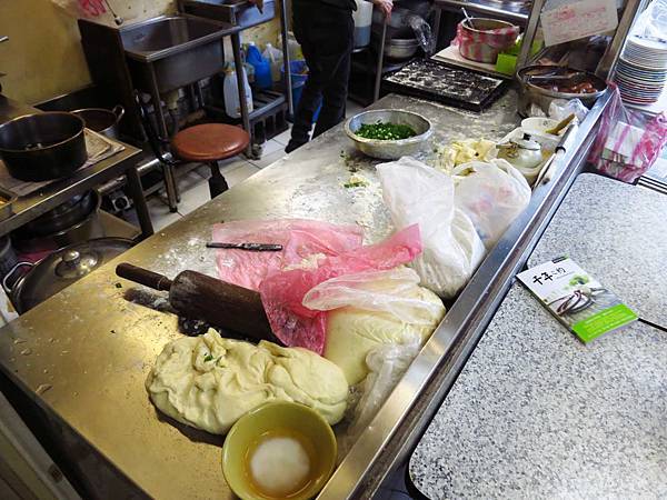 【台北美食】張吳記麵餅舖-超過50年的炭烤餅舖